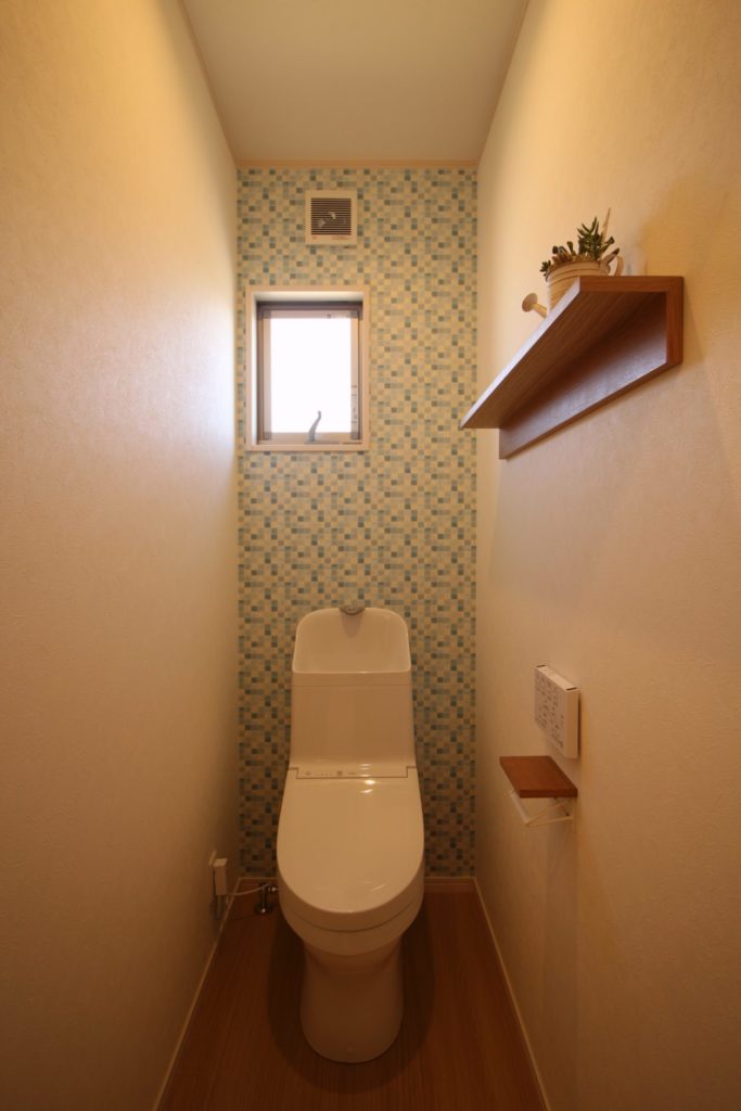 「白いアイアン手すりのオープン階段の家」1F トイレ-施工事例