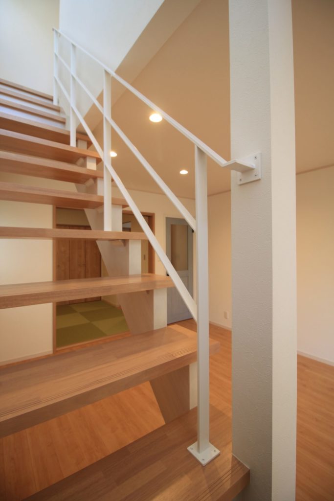 「白いアイアン手すりのオープン階段の家」アイアン手すり-施工事例