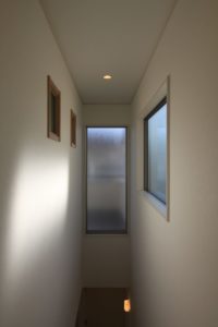 「白いアイアン手すりのオープン階段の家」階段上部 吹抜け【施工事例】