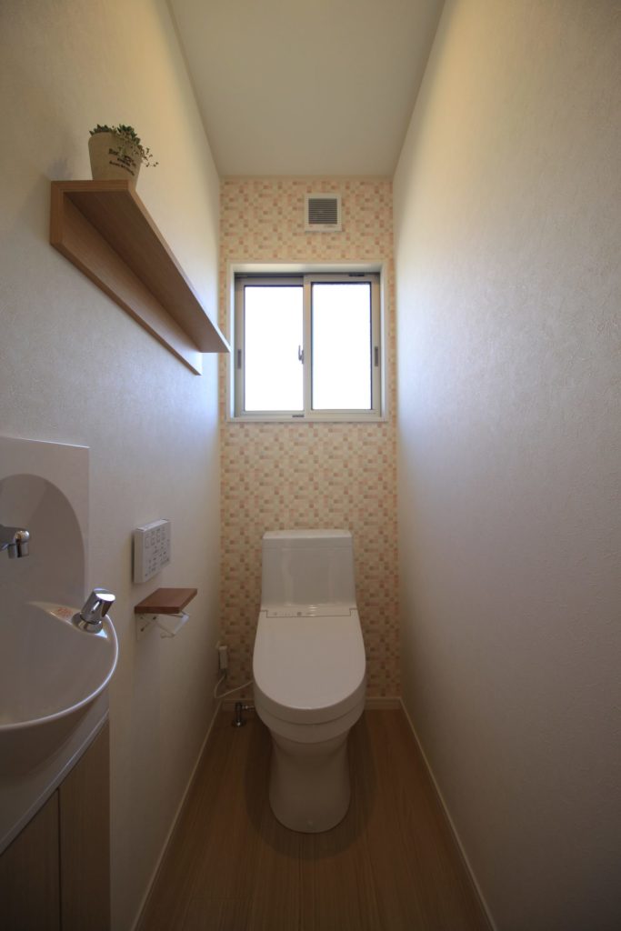 「白いアイアン手すりのオープン階段の家」2F トイレ【施工事例】