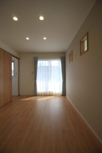 「白いアイアン手すりのオープン階段の家」寝室【施工事例】