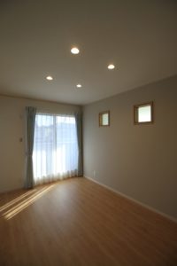 「白いアイアン手すりのオープン階段の家」寝室 内窓【施工事例】