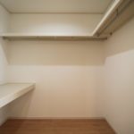 「白いアイアン手すりのオープン階段の家」ウォークインクローゼット【施工事例】