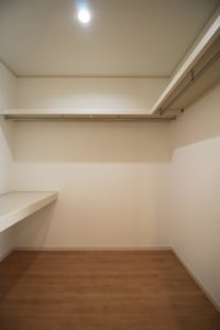 「白いアイアン手すりのオープン階段の家」ウォークインクローゼット【施工事例】