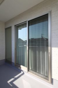 「白いアイアン手すりのオープン階段の家」バルコニー【施工事例】