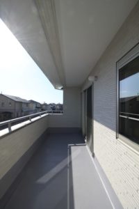 「白いアイアン手すりのオープン階段の家」バルコニー【施工事例】