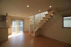 「白いアイアン手すりのオープン階段の家」リビング【施工事例】