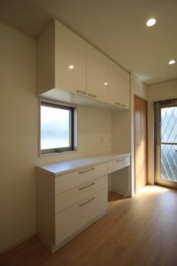 「白いアイアン手すりのオープン階段の家」キッチンファニチャー【施工事例】