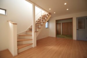 「白いアイアン手すりのオープン階段の家」リビングオープン階段【施工事例】