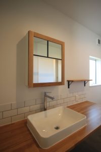 「三角屋根のかわいい家」製作洗面カウンター【施工事例】