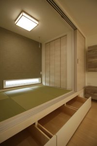「小上りの和室でくつろぐ家」小上り収納【施工事例】