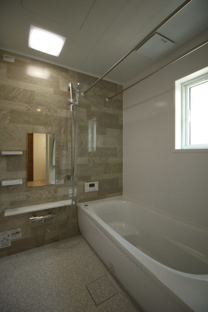 「小上りの和室でくつろぐ家」浴室-施工事例