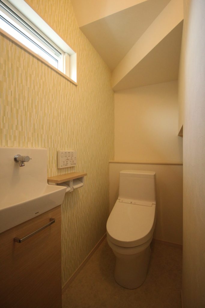 「小上りの和室でくつろぐ家」1階トイレ【施工事例】