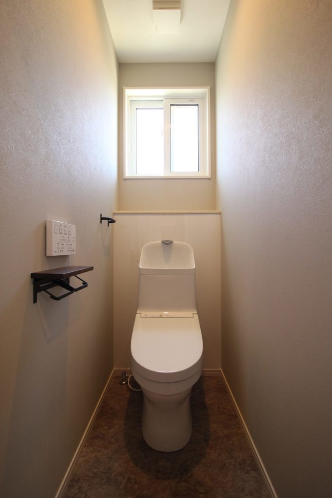 「小上りの和室でくつろぐ家」2階トイレ【施工事例】