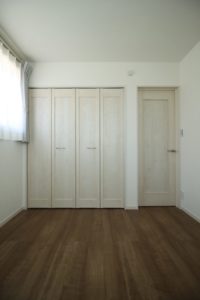 「小上りの和室でくつろぐ家」子供部屋収納【施工事例】