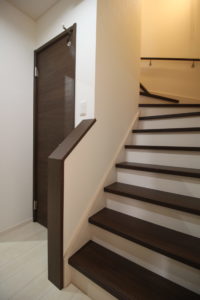 「本棚のある家」階段【施工事例】