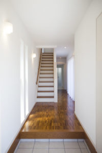 「ウッドデッキのある家」玄関ホール【施工事例】